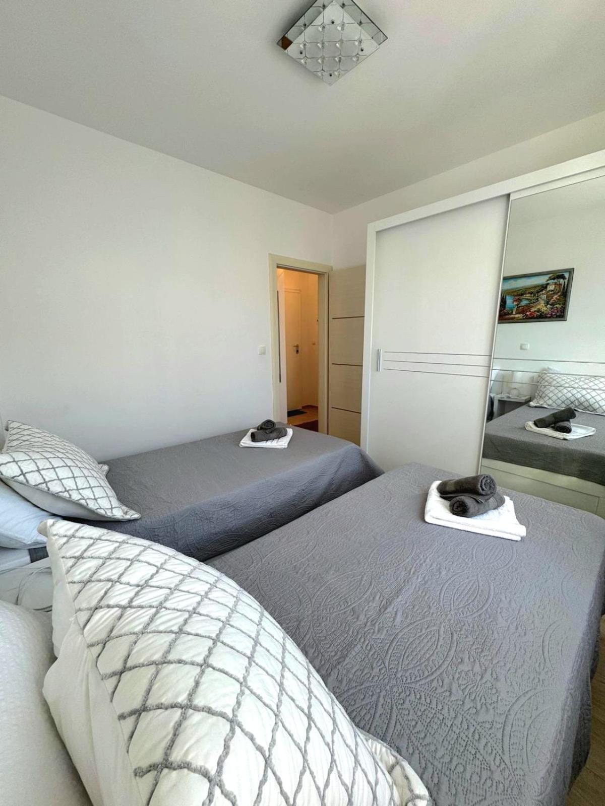 Apartment Misic Trogir Bagian luar foto
