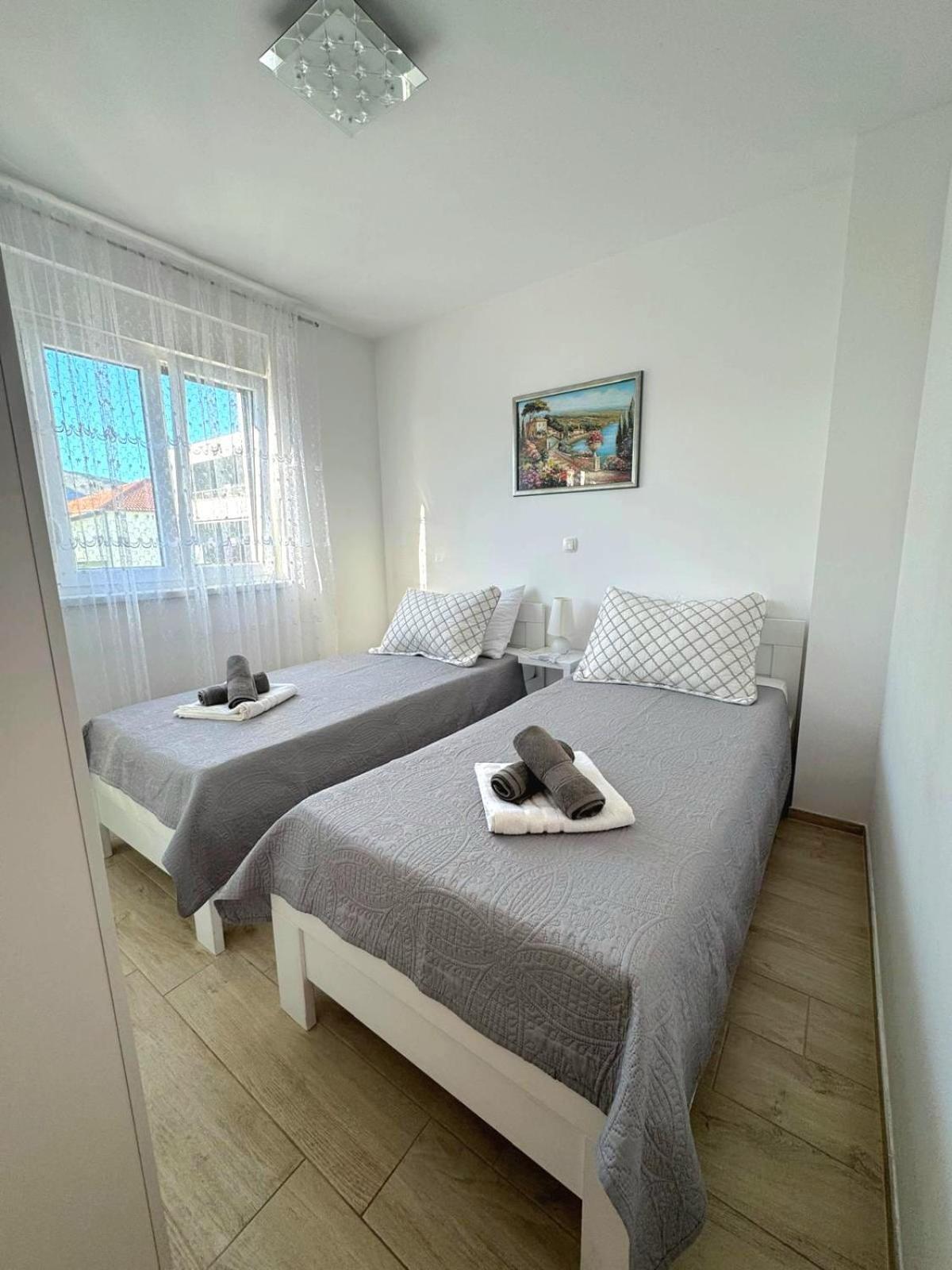 Apartment Misic Trogir Bagian luar foto