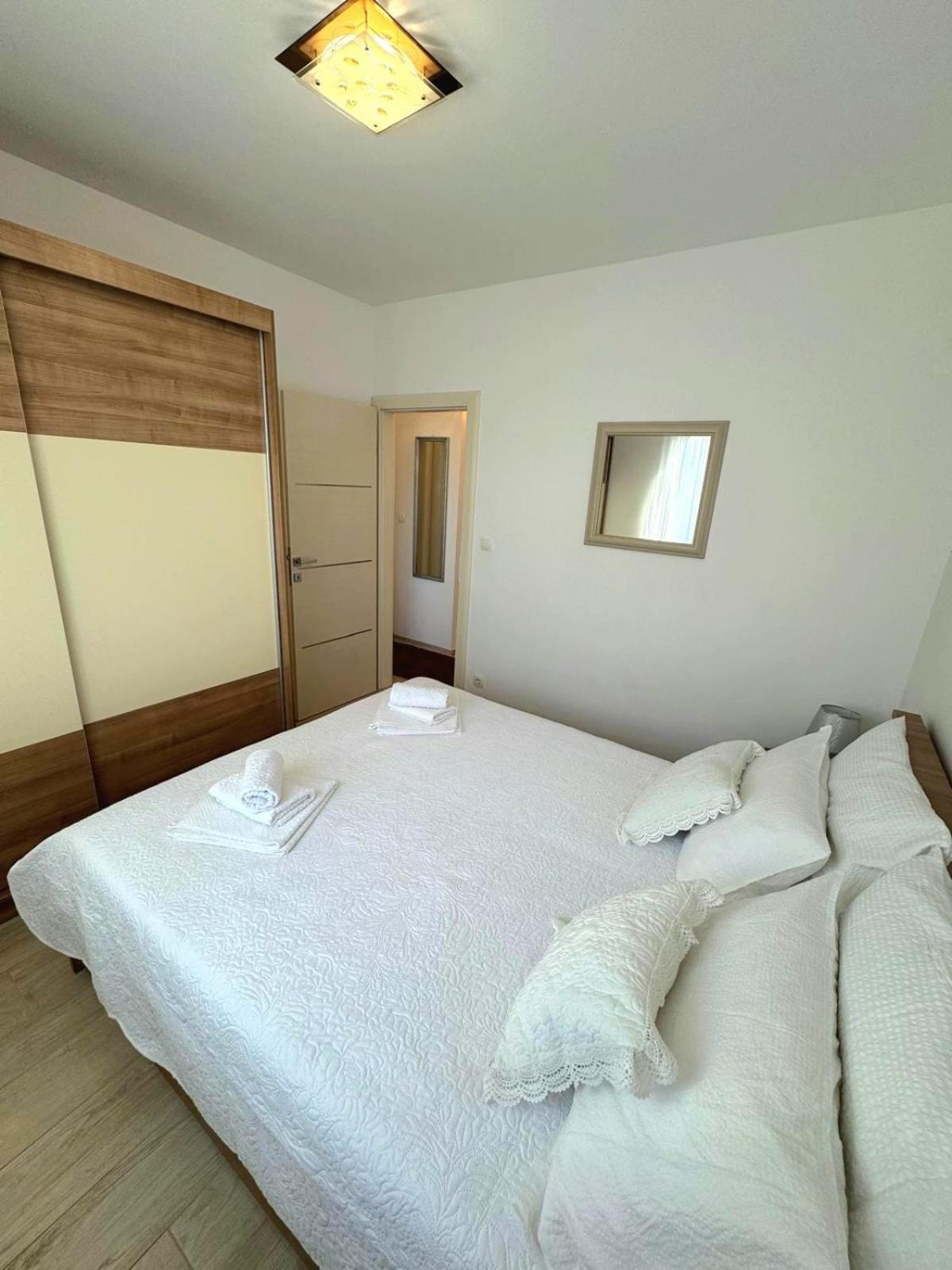 Apartment Misic Trogir Bagian luar foto