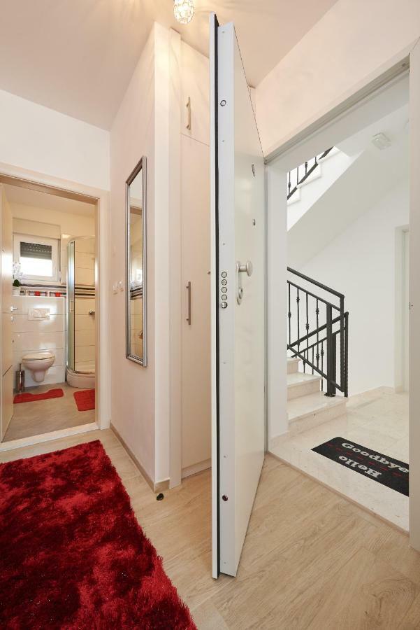 Apartment Misic Trogir Bagian luar foto